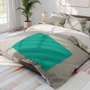 Cozy Arctic Fleece Blanket with Leaf Print - Perfect for Home & Gift Giving
