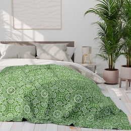 Cozy Green Floral Fleece Blanket - Perfect for Home Decor and Gifts